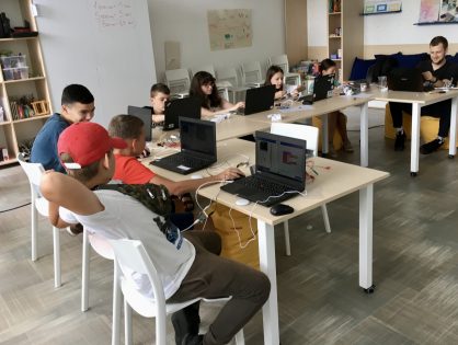 V Budúcnosti INAK vyskúšali na programovanie micro:bity. Sú jednoduché pre žiakov i učiteľov