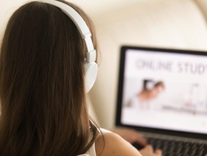 Podporíme deti pri dištančnom vyučovaní. Vyhlasujeme grantovú výzvu pre školy